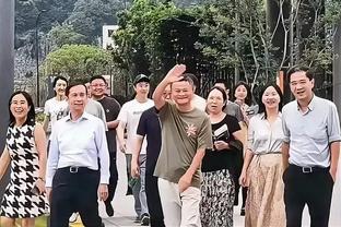 砍下41分受热捧！浓眉离场时与球迷击掌 并扔出发带“宠粉”